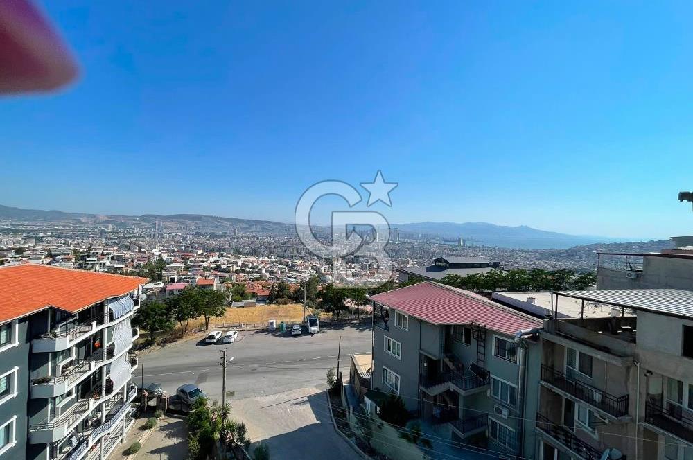 Bornova'da deniz ve şehir manzaralı merkezi konumda 3+1 satılık daire