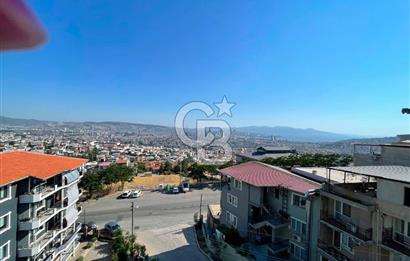 Bornova'da deniz ve şehir manzaralı merkezi konumda 3+1 satılık daire