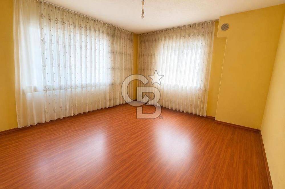 Bornova'da deniz ve şehir manzaralı merkezi konumda 3+1 satılık daire