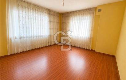 Bornova'da deniz ve şehir manzaralı merkezi konumda 3+1 satılık daire