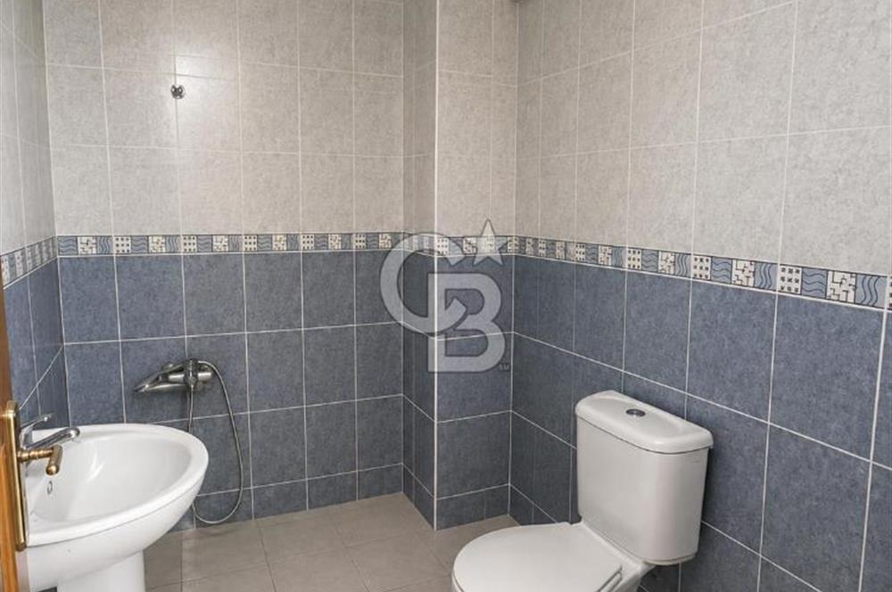 Bornova'da deniz ve şehir manzaralı merkezi konumda 3+1 satılık daire