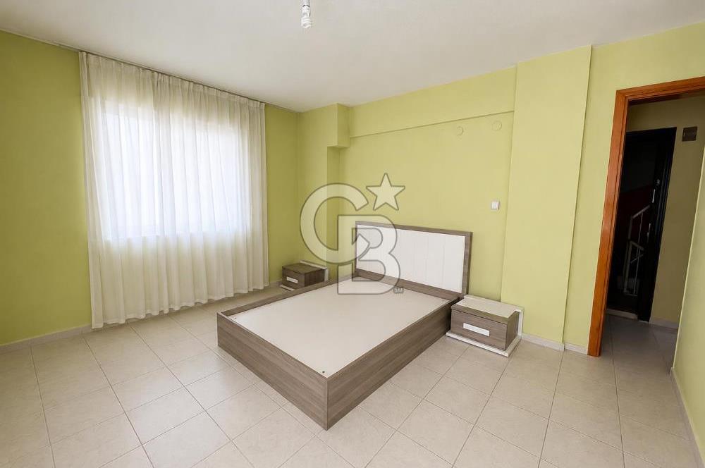 Bornova'da deniz ve şehir manzaralı merkezi konumda 3+1 satılık daire