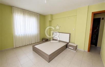 Bornova'da deniz ve şehir manzaralı merkezi konumda 3+1 satılık daire