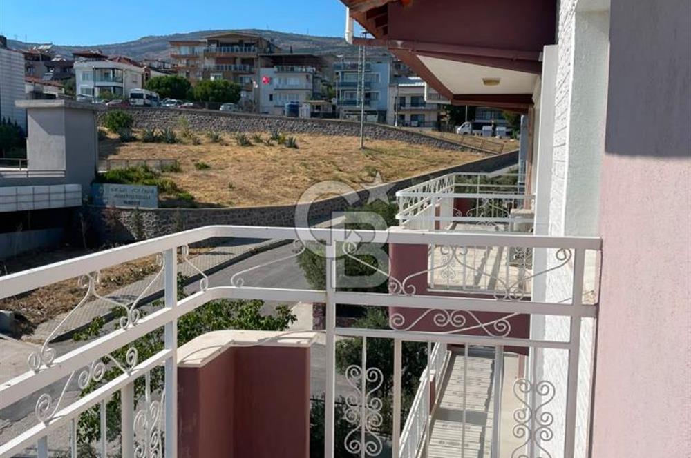 Bornova'da deniz ve şehir manzaralı merkezi konumda 3+1 satılık daire