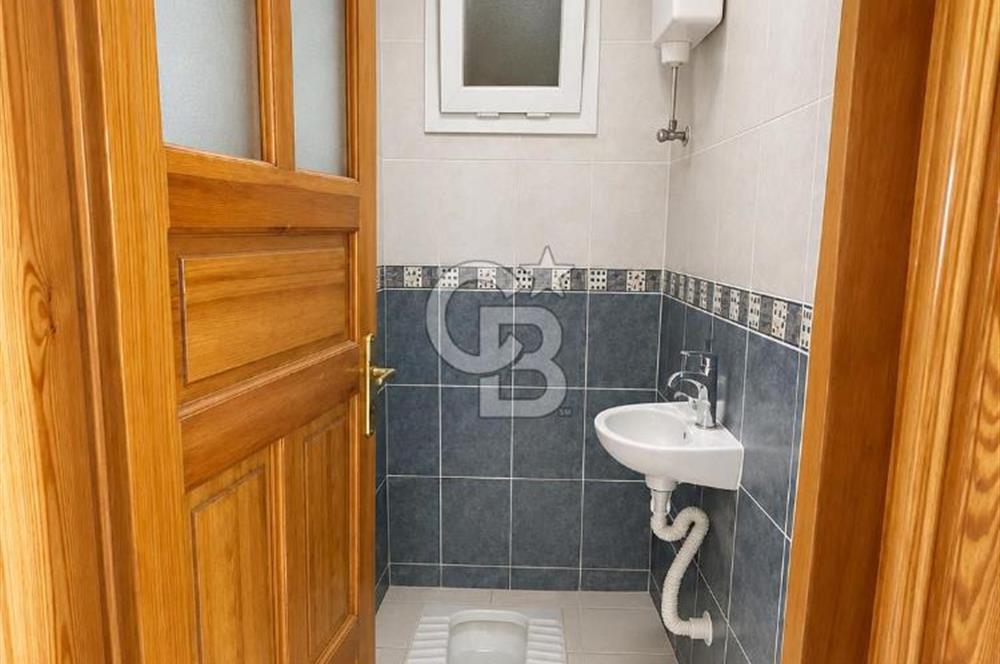 Bornova'da deniz ve şehir manzaralı merkezi konumda 3+1 satılık daire