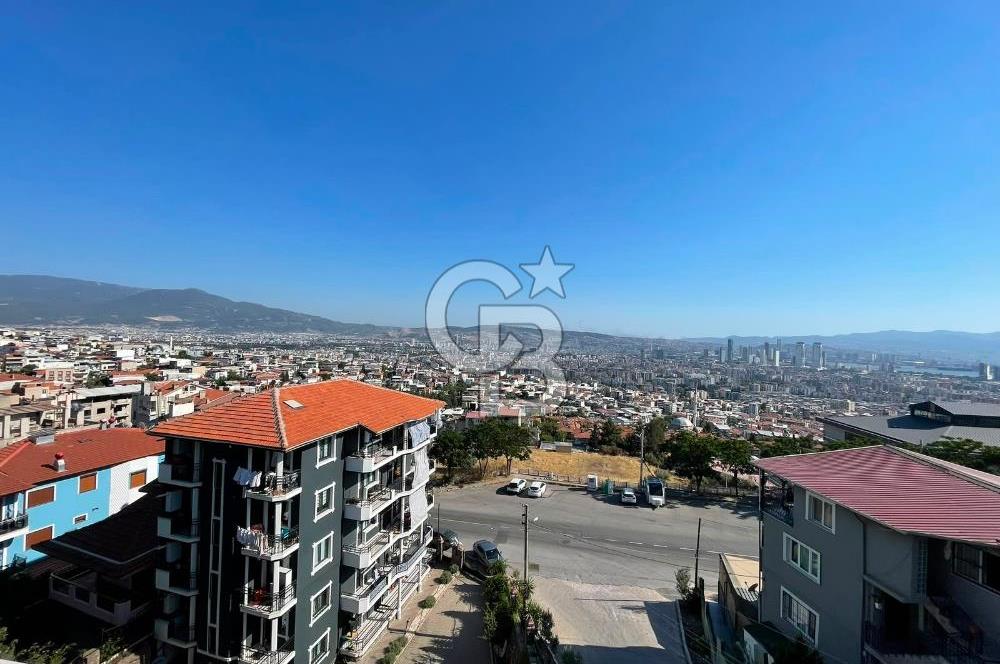 Bornova'da deniz ve şehir manzaralı merkezi konumda 3+1 satılık daire