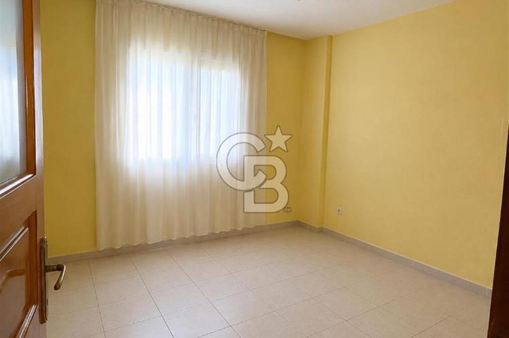 Bornova'da deniz ve şehir manzaralı merkezi konumda 3+1 satılık daire