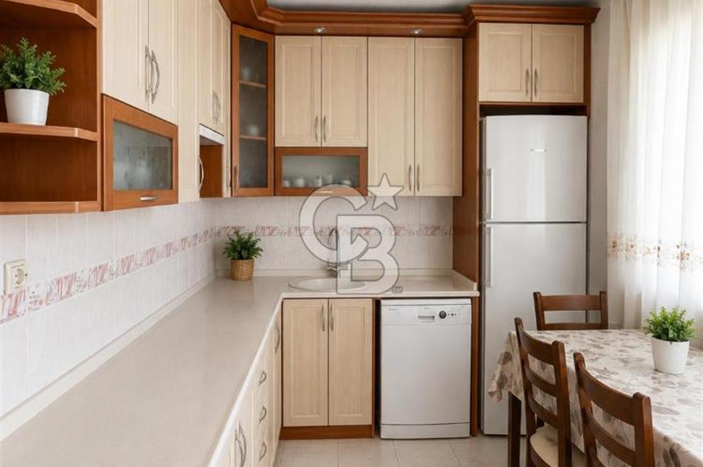 Bornova'da deniz ve şehir manzaralı merkezi konumda 3+1 satılık daire