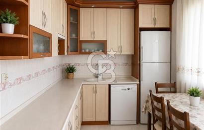 Bornova'da deniz ve şehir manzaralı merkezi konumda 3+1 satılık daire