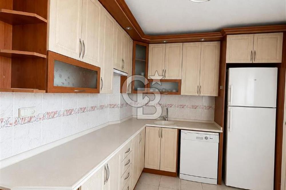 Bornova'da deniz ve şehir manzaralı merkezi konumda 3+1 satılık daire