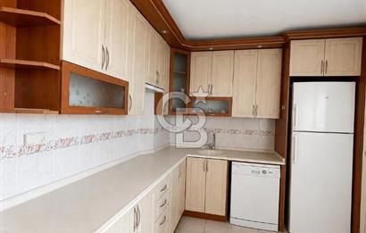 Bornova'da deniz ve şehir manzaralı merkezi konumda 3+1 satılık daire