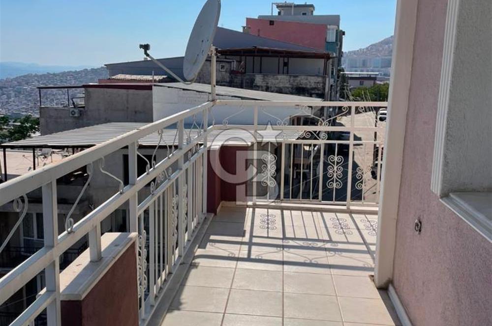 Bornova'da deniz ve şehir manzaralı merkezi konumda 3+1 satılık daire