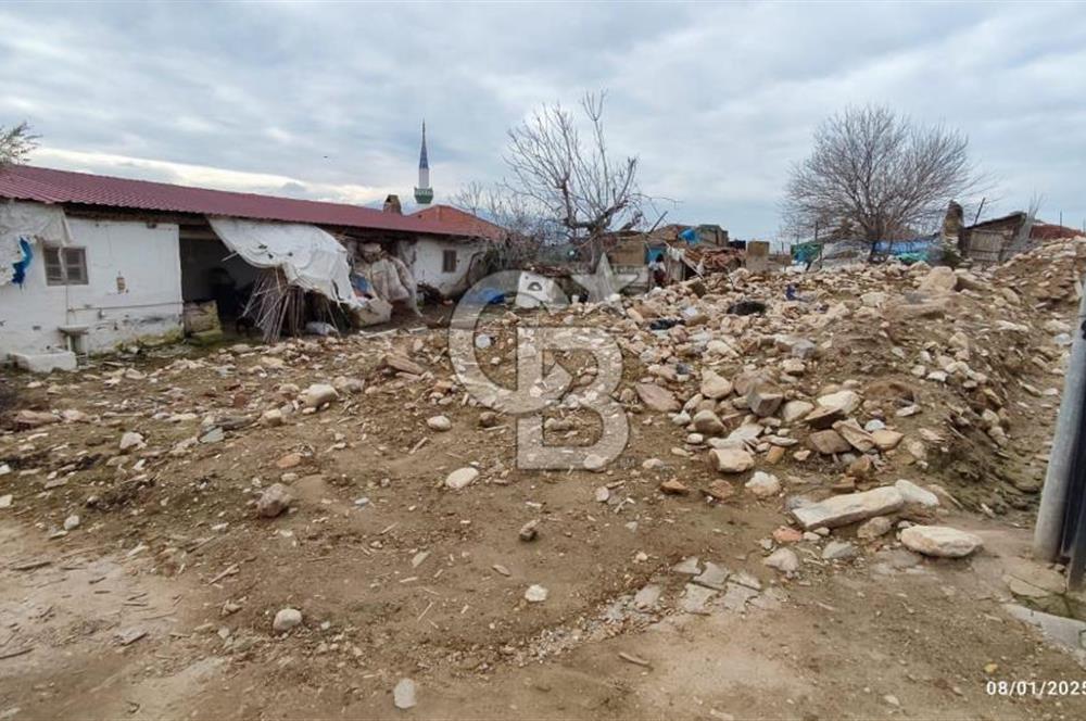 MANİSA ALAŞEHİR'DE KÖY İÇİ İMARLI, 638 m² BÜYÜK AVLULU EV VE ARSASI