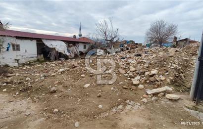 MANİSA ALAŞEHİR'DE KÖY İÇİ İMARLI, 638 m² BÜYÜK AVLULU EV VE ARSASI