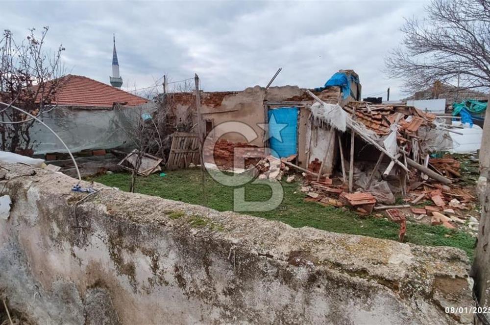 MANİSA ALAŞEHİR'DE KÖY İÇİ İMARLI, 638 m² BÜYÜK AVLULU EV VE ARSASI