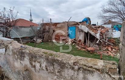 MANİSA ALAŞEHİR'DE KÖY İÇİ İMARLI, 638 m² BÜYÜK AVLULU EV VE ARSASI