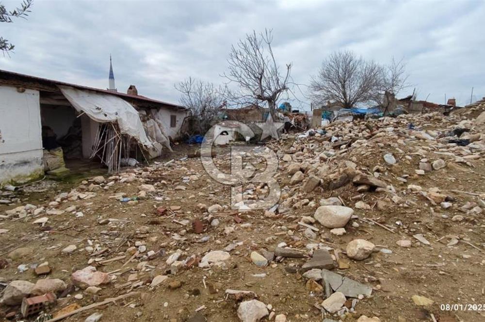 MANİSA ALAŞEHİR'DE KÖY İÇİ İMARLI, 638 m² BÜYÜK AVLULU EV VE ARSASI