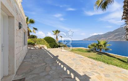 KAŞ  YARIMADA DA EŞYALI 4+1 DENIZE SIFIR VİLLAYA ÖZEL PLAJLI BENZERSIZ KIRALIK VILLA