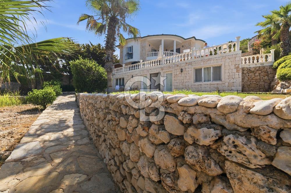 KAŞ  YARIMADA DA EŞYALI 4+1 DENIZE SIFIR VİLLAYA ÖZEL PLAJLI BENZERSIZ KIRALIK VILLA