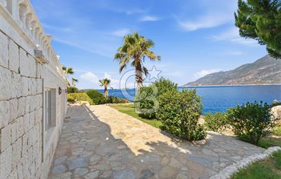 KAŞ  YARIMADA DA EŞYALI 4+1 DENIZE SIFIR VİLLAYA ÖZEL PLAJLI BENZERSIZ KIRALIK VILLA