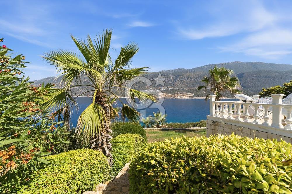KAŞ  YARIMADA DA EŞYALI 4+1 DENIZE SIFIR VİLLAYA ÖZEL PLAJLI BENZERSIZ KIRALIK VILLA