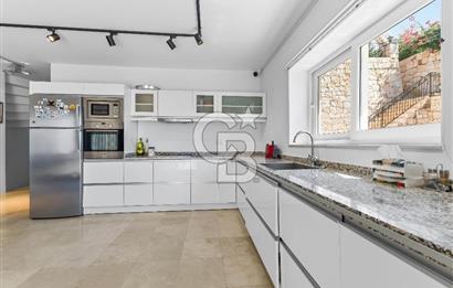 KAŞ  YARIMADA DA EŞYALI 4+1 DENIZE SIFIR VİLLAYA ÖZEL PLAJLI BENZERSIZ KIRALIK VILLA