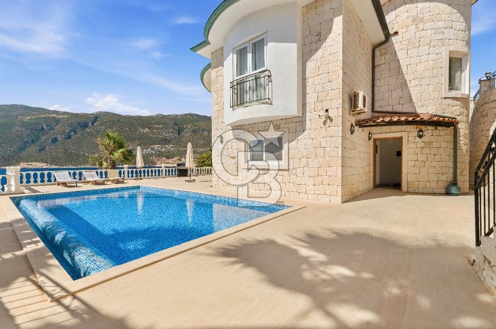 KAŞ  YARIMADA DA EŞYALI 4+1 DENIZE SIFIR VİLLAYA ÖZEL PLAJLI BENZERSIZ KIRALIK VILLA
