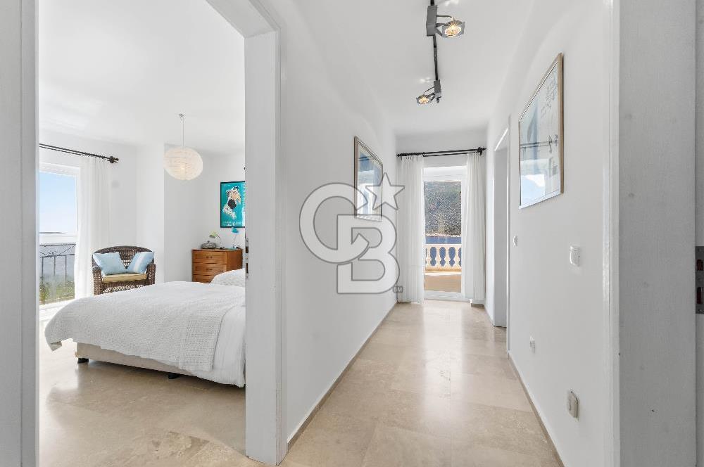 KAŞ  YARIMADA DA EŞYALI 4+1 DENIZE SIFIR VİLLAYA ÖZEL PLAJLI BENZERSIZ KIRALIK VILLA