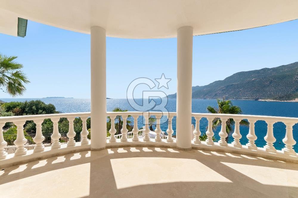 KAŞ  YARIMADA DA EŞYALI 4+1 DENIZE SIFIR VİLLAYA ÖZEL PLAJLI BENZERSIZ KIRALIK VILLA