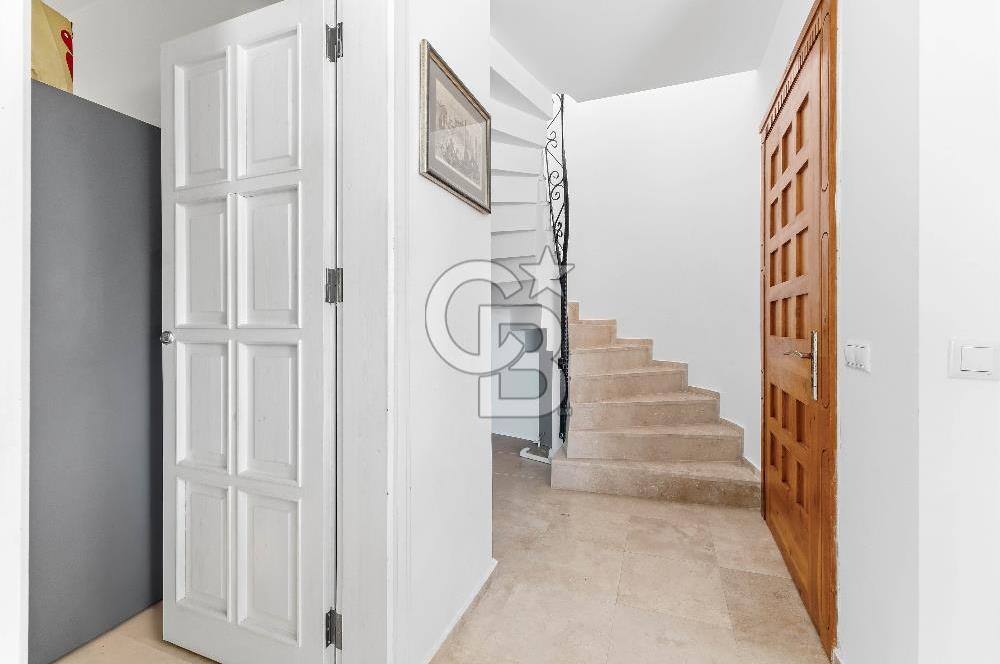 KAŞ  YARIMADA DA EŞYALI 4+1 DENIZE SIFIR VİLLAYA ÖZEL PLAJLI BENZERSIZ KIRALIK VILLA