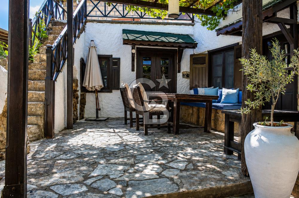 Taş Dokusu Korunmuş, Avlulu ve Teraslı Satılık 3+1 Köy Evi
