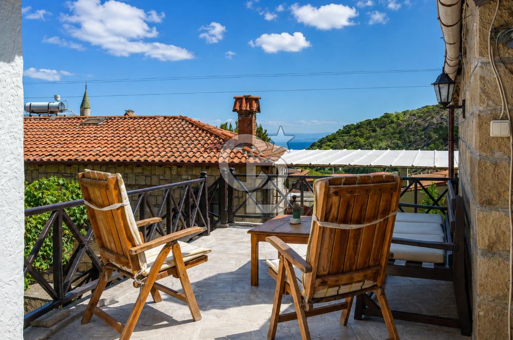 Taş Dokusu Korunmuş, Avlulu ve Teraslı Satılık 3+1 Köy Evi
