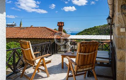 Taş Dokusu Korunmuş, Avlulu ve Teraslı Satılık 3+1 Köy Evi