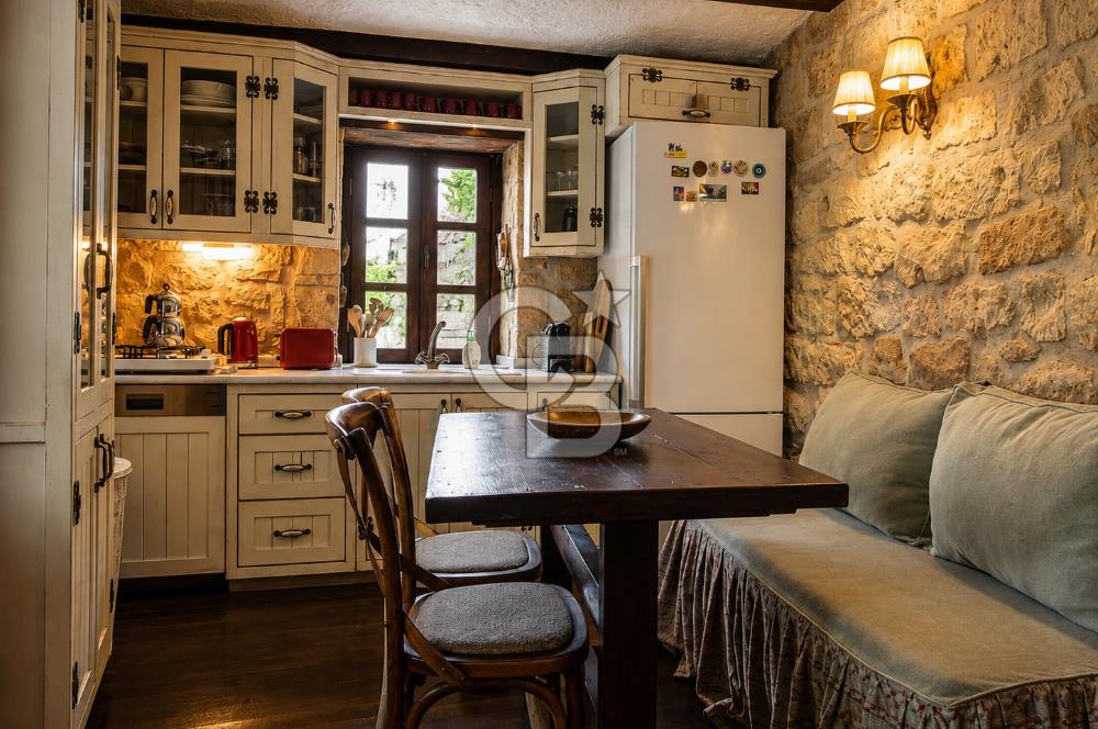 Taş Dokusu Korunmuş, Avlulu ve Teraslı Satılık 3+1 Köy Evi