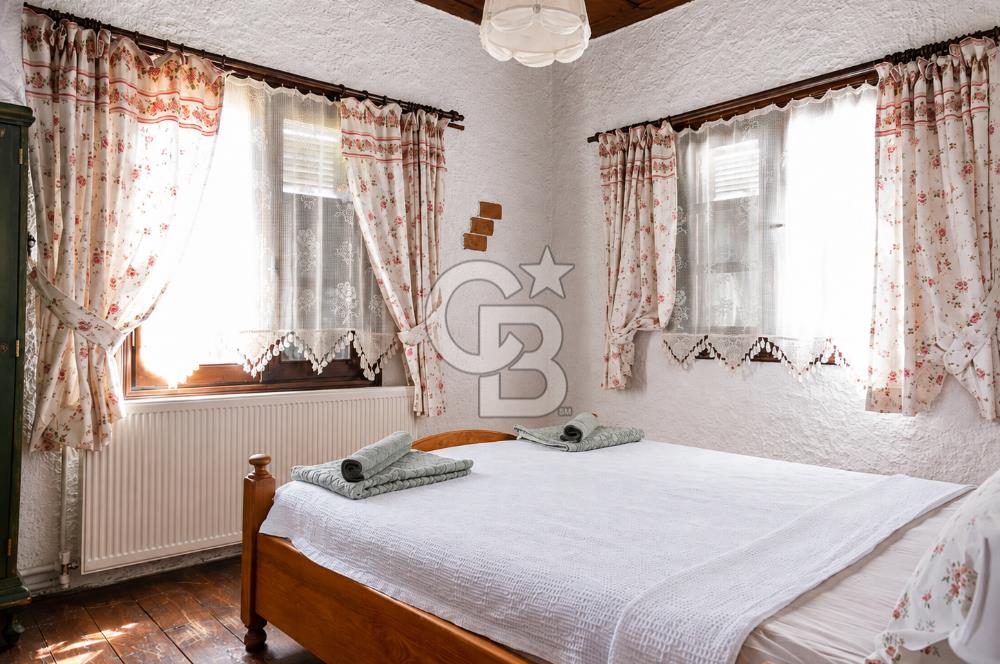 Taş Dokusu Korunmuş, Avlulu ve Teraslı Satılık 3+1 Köy Evi