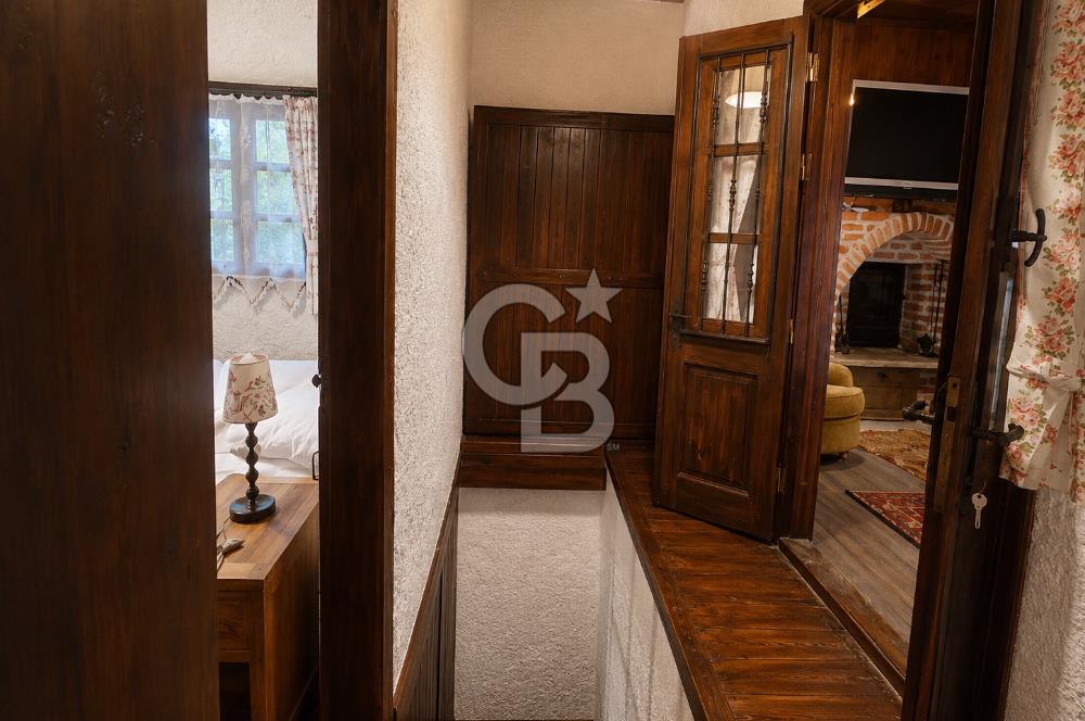 Taş Dokusu Korunmuş, Avlulu ve Teraslı Satılık 3+1 Köy Evi