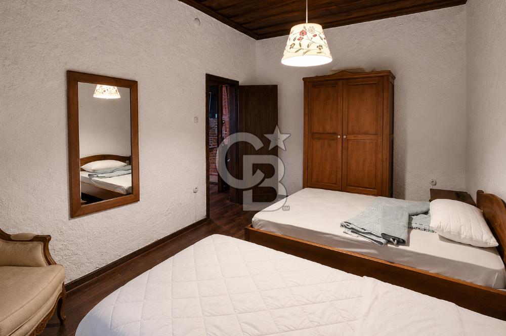 Taş Dokusu Korunmuş, Avlulu ve Teraslı Satılık 3+1 Köy Evi