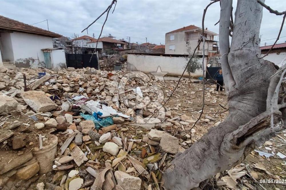 MANİSA ALAŞEHİR'DE KÖY İÇİ İMARLI, 638 m² BÜYÜK AVLULU EV VE ARSASI