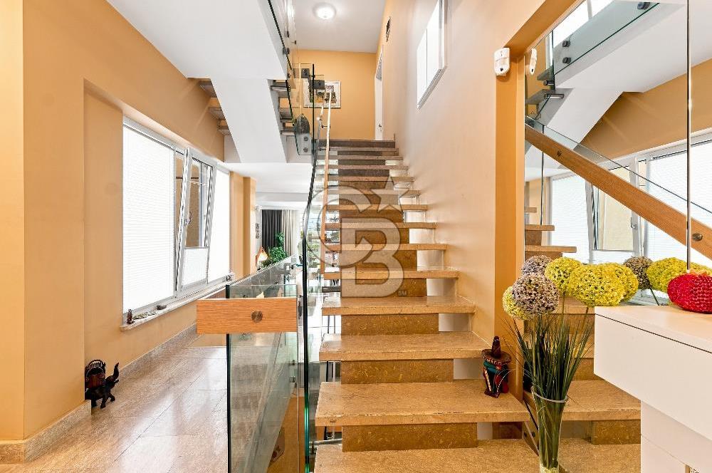 ZEKERİYAKÖYDE DENİZ MANZARALI ÖZEL MİMARİ 7+2 SATILIK  LÜKS VİLLA