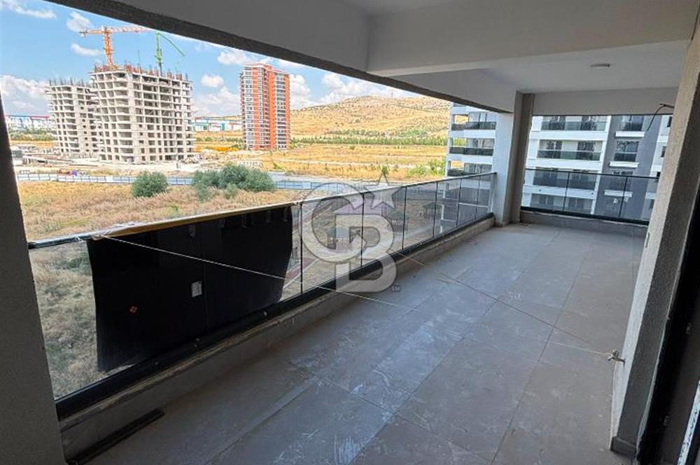 OVACIK'DA MİLLET BAHÇESİ KARŞISINDA, GENİŞ VE FERAH 4+1 DAİRE
