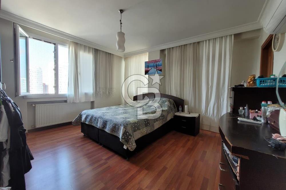 HAYALPARK CİVARI CADDE ÜZERİ HER KAT TEK DAİRE SATILIK 4+1