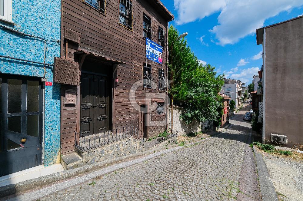 Fırsat Satılık Emirgan Sahile Yakın Bahçeli Müstakil Ev ve 53 m² Arsa