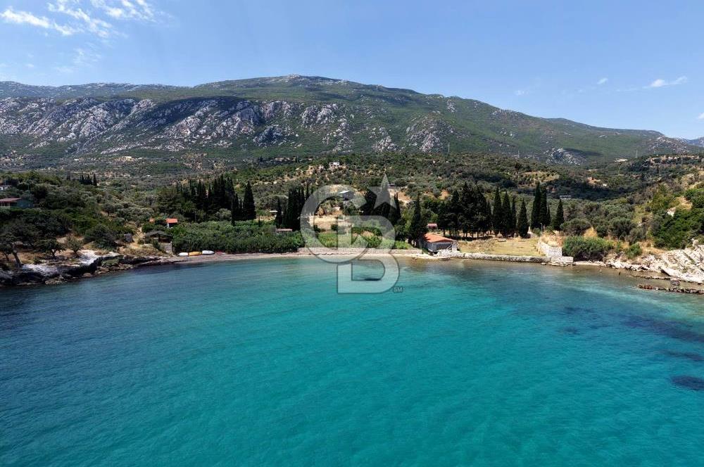Karaburun Kösedere'de 1.731 m2 Arazi İçinde 2 Adet Yazlık Ev