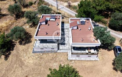 Karaburun Kösedere'de 1.731 m2 Arazi İçinde 2 Adet Yazlık Ev