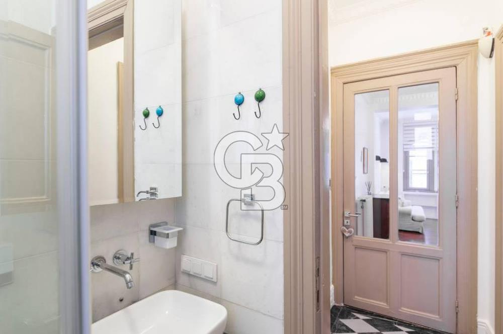 CİHANGİR HAVYAR SOK TARİHİ BİNADA ÖZEL BİR DAİRE