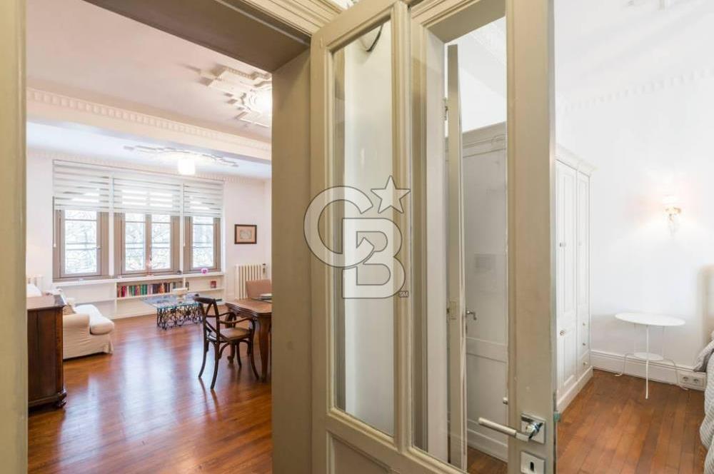 CİHANGİR HAVYAR SOK TARİHİ BİNADA ÖZEL BİR DAİRE