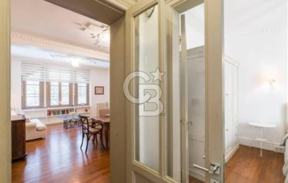 CİHANGİR HAVYAR SOK TARİHİ BİNADA ÖZEL BİR DAİRE
