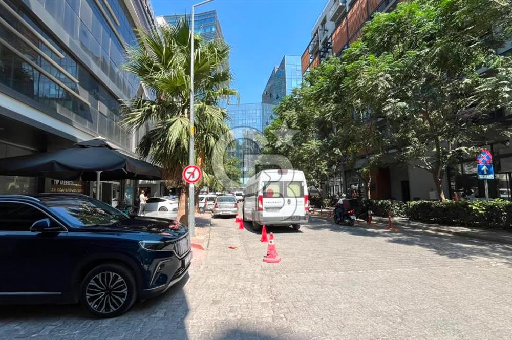 Bayraklı Mansuroğlu'nda 160 m² Full Tadilatlı Doğalgazlı Kiralık Dükkan