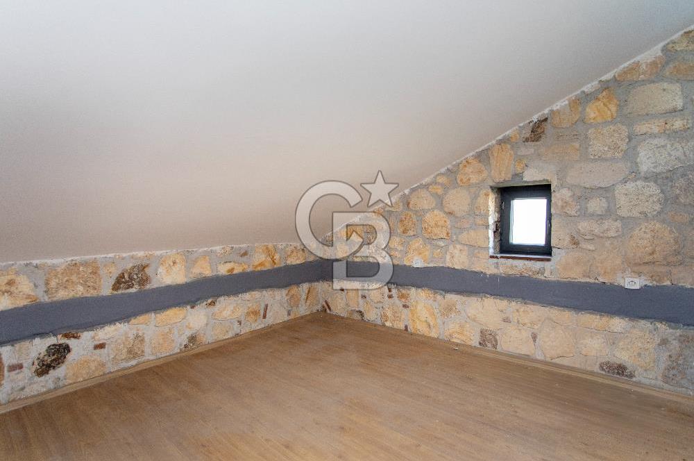 Foça Bağarası Villalar Bölgesinde Kiralık Müstakil 5+2 Taş Villa