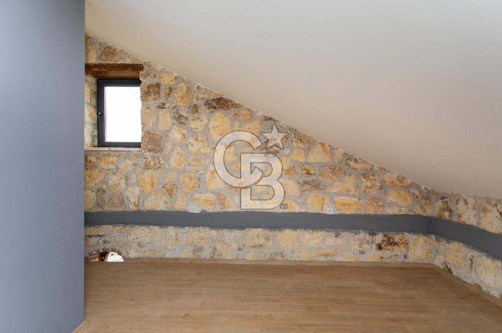 Foça Bağarası Villalar Bölgesinde Kiralık Müstakil 5+2 Taş Villa